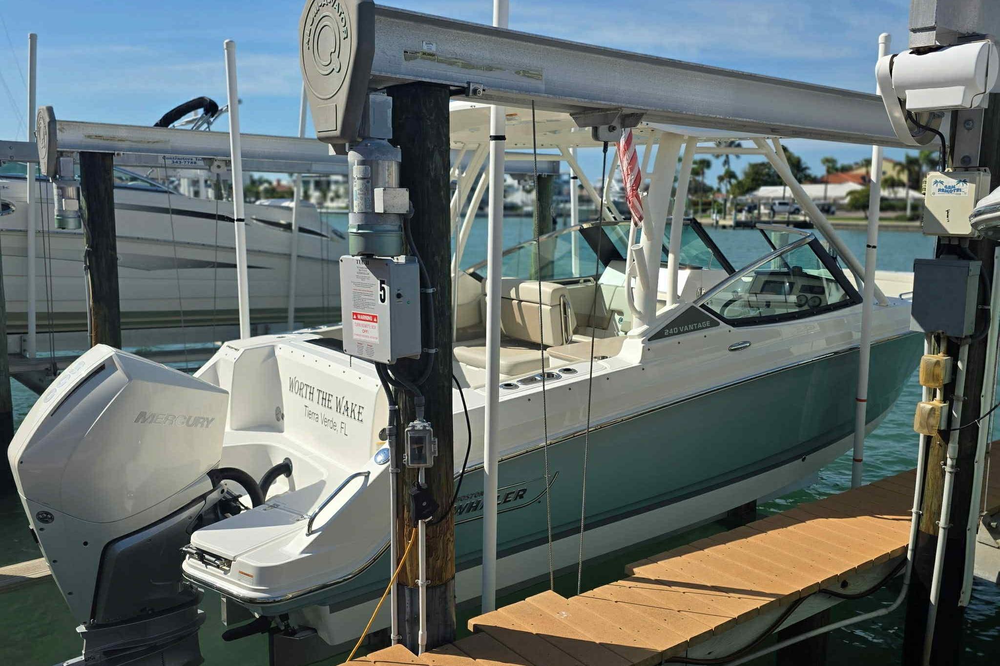 2021 Boston Whaler 240 vantage