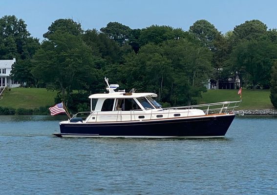 Grand Banks Eastbay - main image