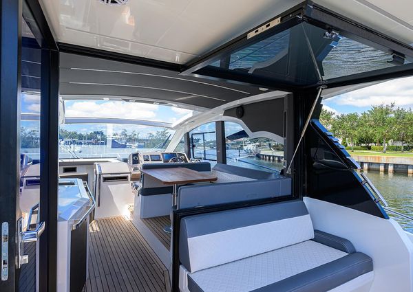 Galeon 425 HTS image