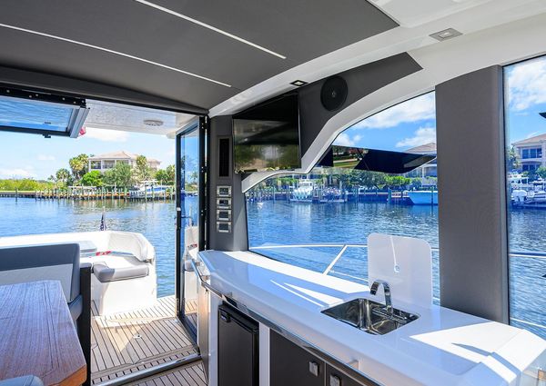 Galeon 425 HTS image