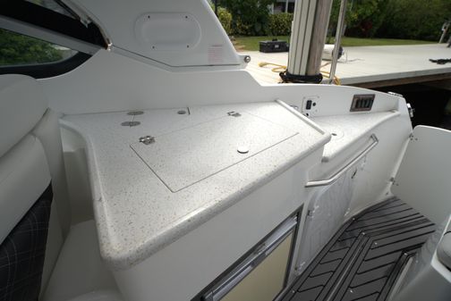 Rinker 320 Express Cruiser image