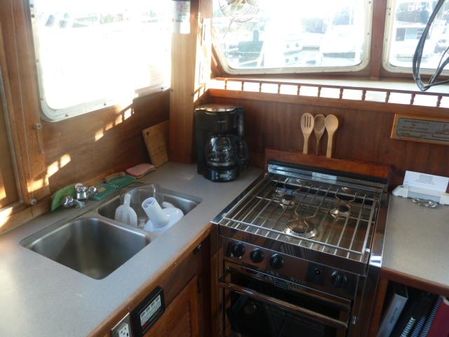 Tollycraft 34 Tri Cabin image