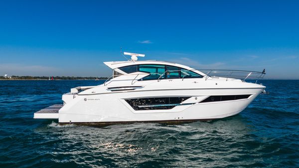 Cruisers Yachts 46 Cantius with Seakeeper 