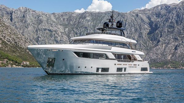 Custom Line Navetta 37