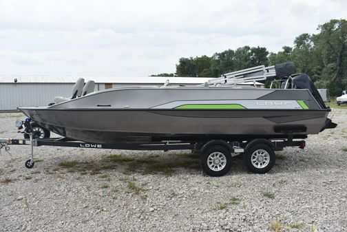 Lowe SD224-SPORT-DECK image