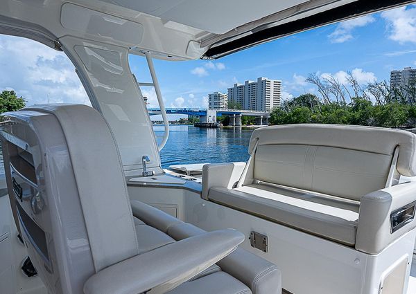 Boston Whaler 350 Realm image