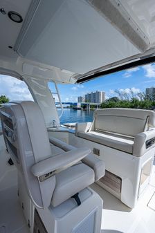 Boston Whaler 350 Realm image