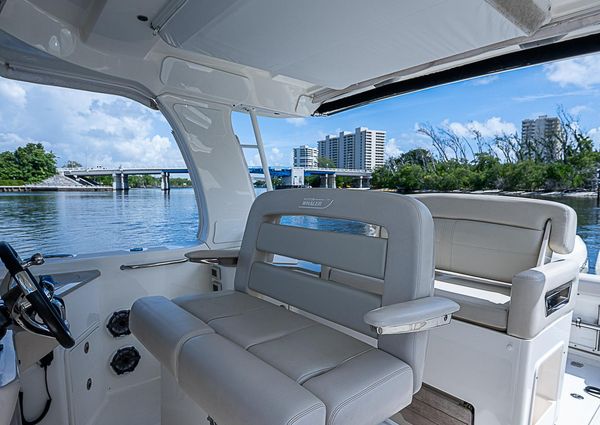 Boston Whaler 350 Realm image