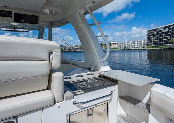 Boston Whaler 350 Realm image