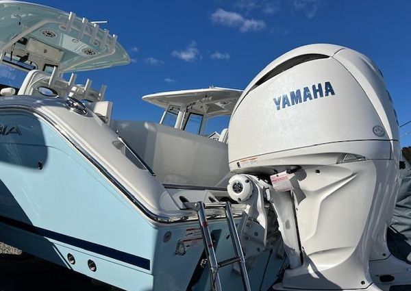 Cobia 285-CENTER-CONSOLE image