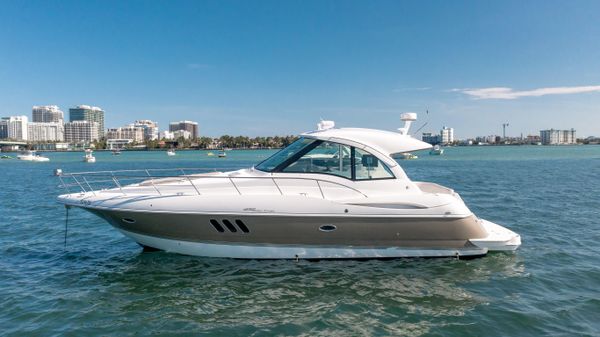 Cruisers Yachts 420 Sports Coupe 