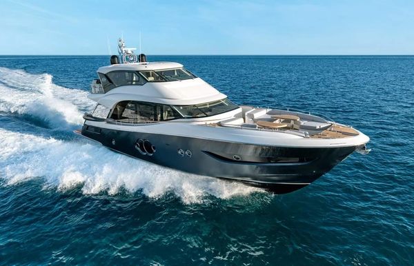 2022 Monte Carlo Yachts MCY 76 Skylounge
