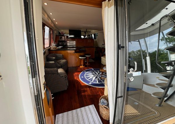 Carver 570-VOYAGER-PILOTHOUSE image