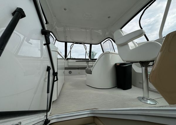 Carver 570-VOYAGER-PILOTHOUSE image