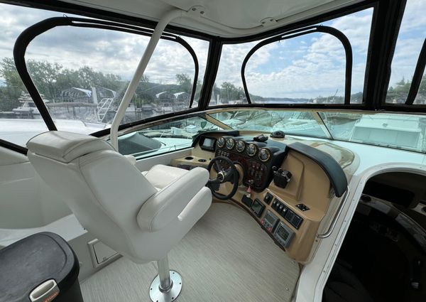 Carver 570-VOYAGER-PILOTHOUSE image