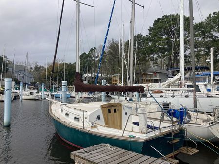 Island Packet 27 image