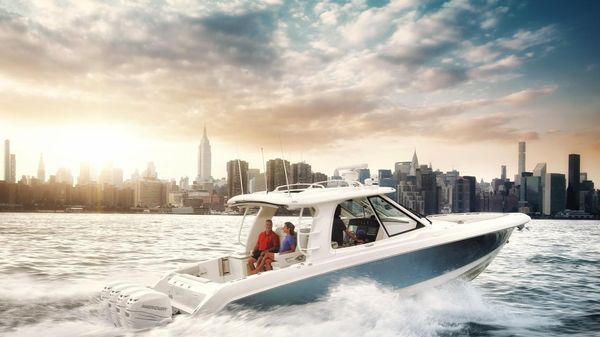 Boston Whaler 380 Realm 