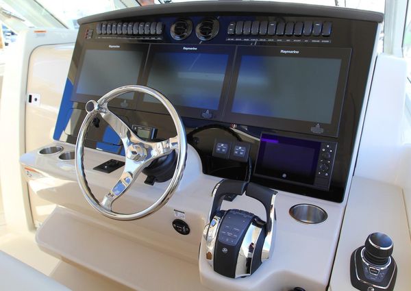 Boston Whaler 380 Realm image