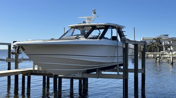 Boston Whaler 380 Realm 