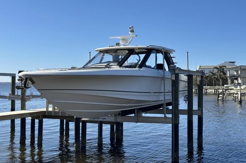 Boston Whaler 380 Realm image