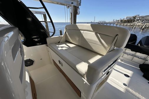 Boston Whaler 380 Realm image