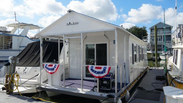 Catamaran Aqua Lodge 