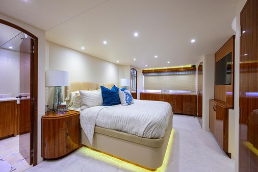 Hatteras 80 Motor Yacht Sky Lounge image