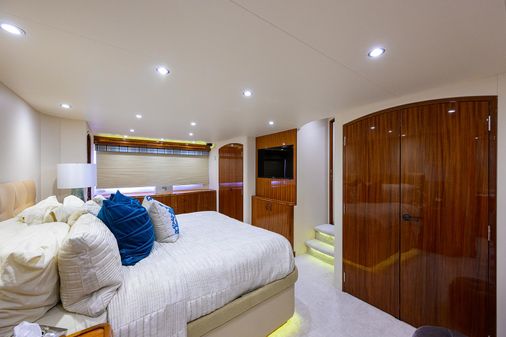 Hatteras 80 Motor Yacht Sky Lounge image