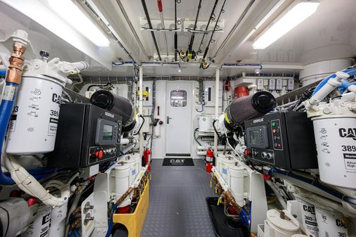 Hatteras 80 Motor Yacht Sky Lounge image