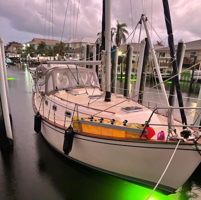Island Packet 31 - main image