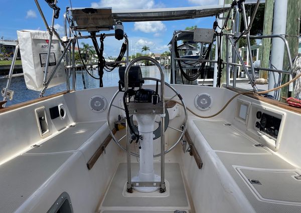 Island Packet 31 image