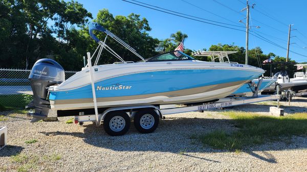 NauticStar 243 DC