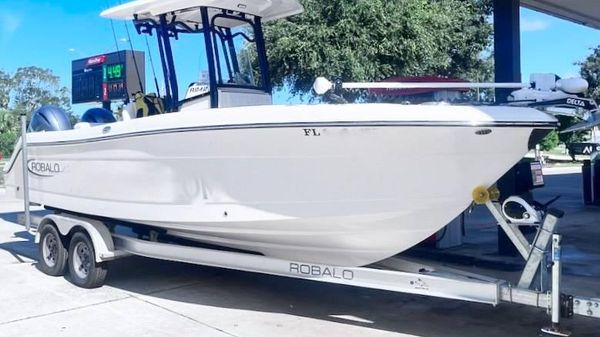 Robalo R242 