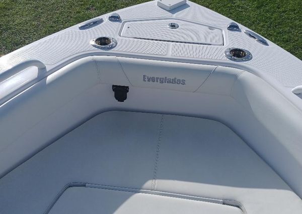 Everglades 243 Center Console image