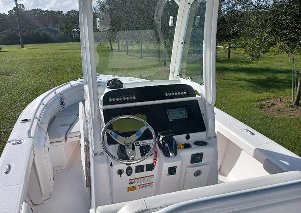 Everglades 243 Center Console image