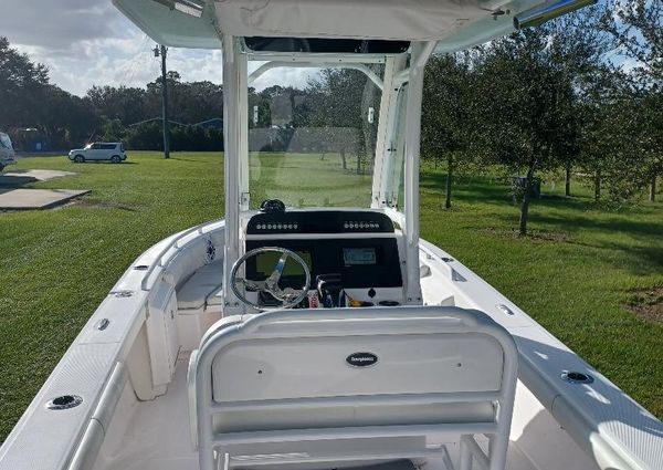 Everglades 243 Center Console image