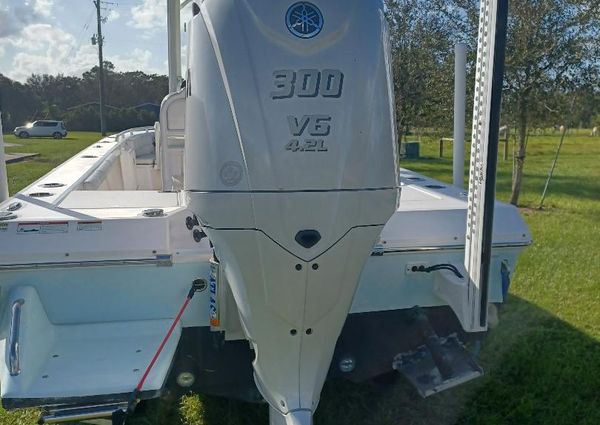 Everglades 243 Center Console image