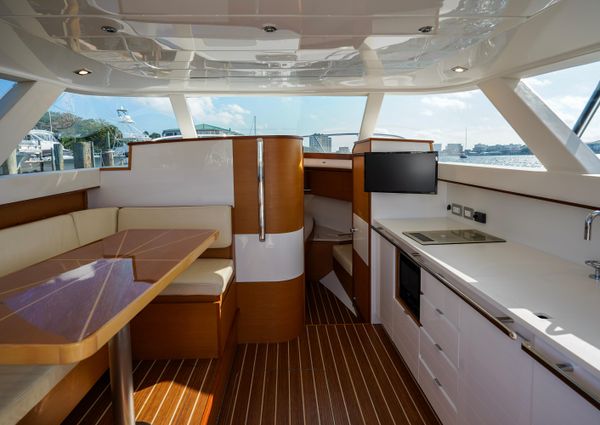 Bertram 35 Flybridge image