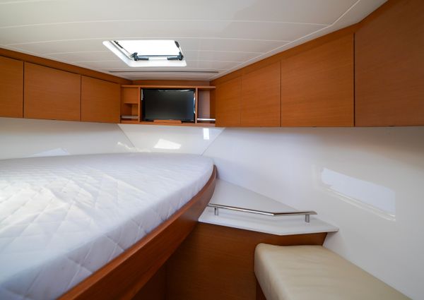 Bertram 35 Flybridge image