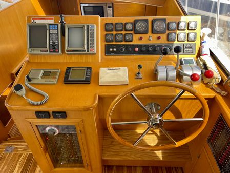 Dyna Vantare Cockpit Motor Yacht image