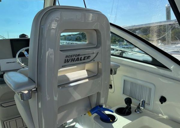 Boston Whaler 315 Conquest image