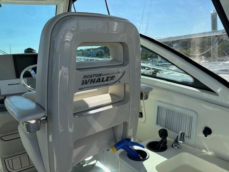 Boston Whaler 315 Conquest image