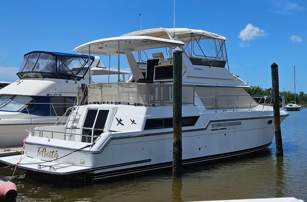 Carver 430-COCKPIT-MOTOR-YACHT - main image