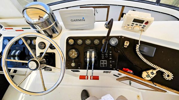 Carver 430-COCKPIT-MOTOR-YACHT image