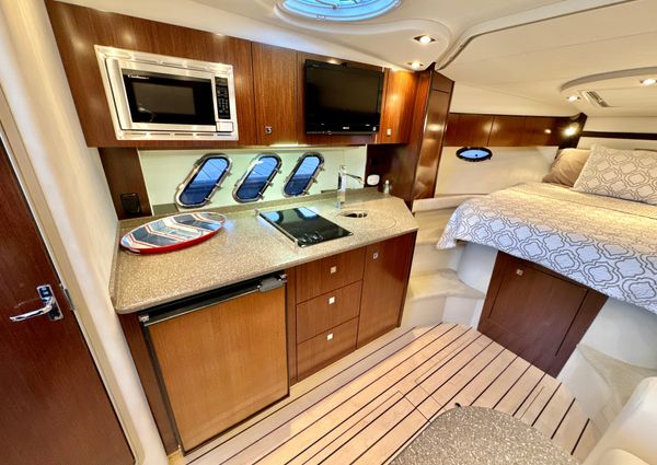 Cruisers Yachts 350 Express image