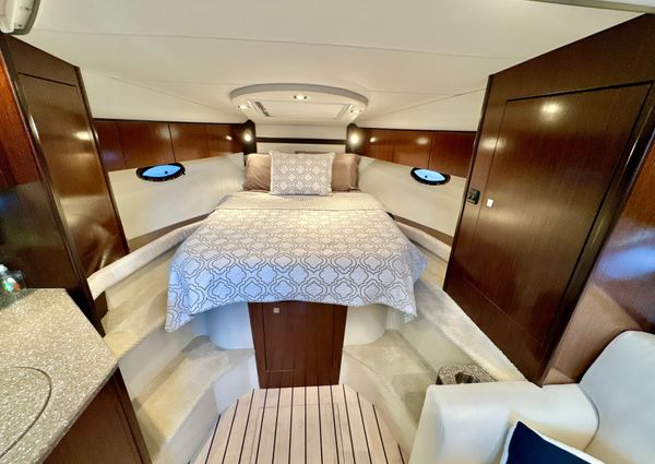 Cruisers Yachts 350 Express image