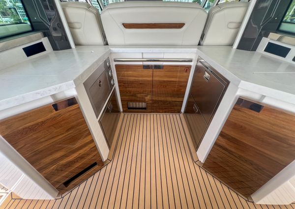 Tiara Yachts 48 LS image