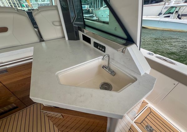 Tiara Yachts 48 LS image