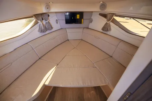 Sea Ray Sundancer 320 image