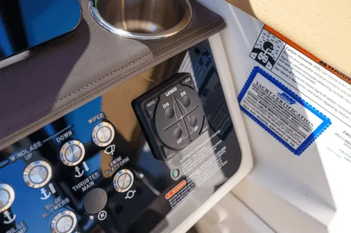 Sea Ray Sundancer 320 image